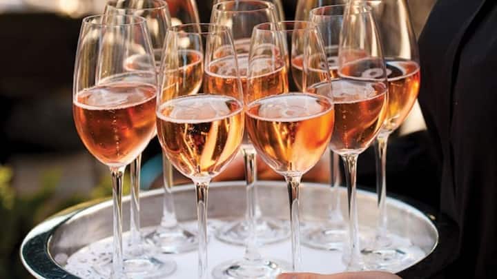 सिर्फ शराब बेचने के लिए ही नहीं लाइसेंस की जरूरत होती. बल्कि अगर आपके यहां कोई शादी भी है. और आप शादी में मेहमानों के लिए शराब की व्यवस्था करना चाहते हैं. तो आप अपने मन मुताबिक यूं ही बोतल लाकर नहीं रख सकते.