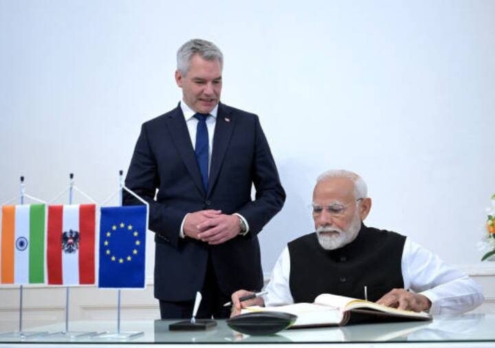 या यादीत ऑस्ट्रेयाचे कार्ल नेहमेर 5 व्या स्थानावर असून त्यांचा पगार 3,17,077 डॉलर्स एवढा आहे. तर, न्यूझीलंडचे ख्रिस्तोफर लक्झन (न्यूझीलंड) यांचा पगार 3,11,971 डॉलर्स एवढा आहे.