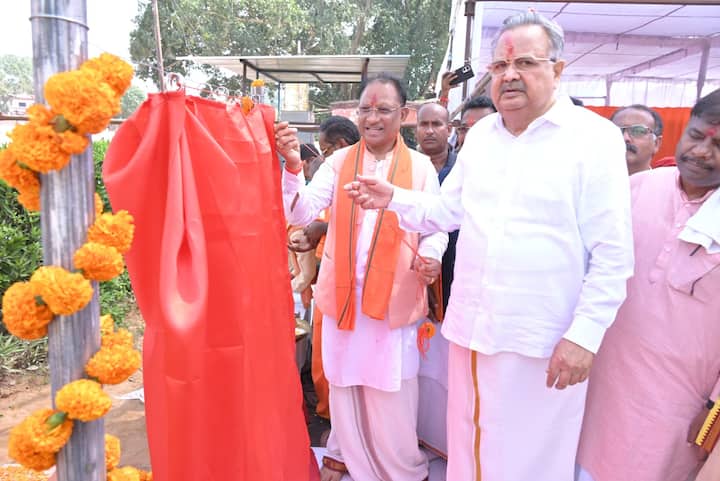 मुख्यमंत्री बस्तर संभाग के नक्सल प्रभावित दंतेवाड़ा और बीजापुर जिले के एकदिवसीय प्रवास पर पहुंचे थे. दंतेवाड़ा पहुंचने के बाद उन्होंने सबसे पहले दंतेश्वरी माता मंदिर में पूजा अर्चना की.