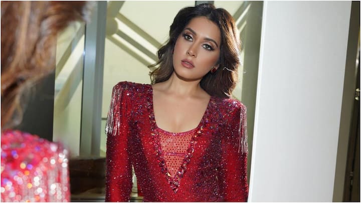 Raashi Khanna Latest Photos: సెక్సీ చూపులతో రాశీ ఖన్నా చంపేసేలా ఉన్నారు కదూ! ఆవిడ లేటెస్ట్ ఫోటోలను ఒక్కసారి చూస్తే మీరూ ఆ మాట చెబుతారు ఏమో!