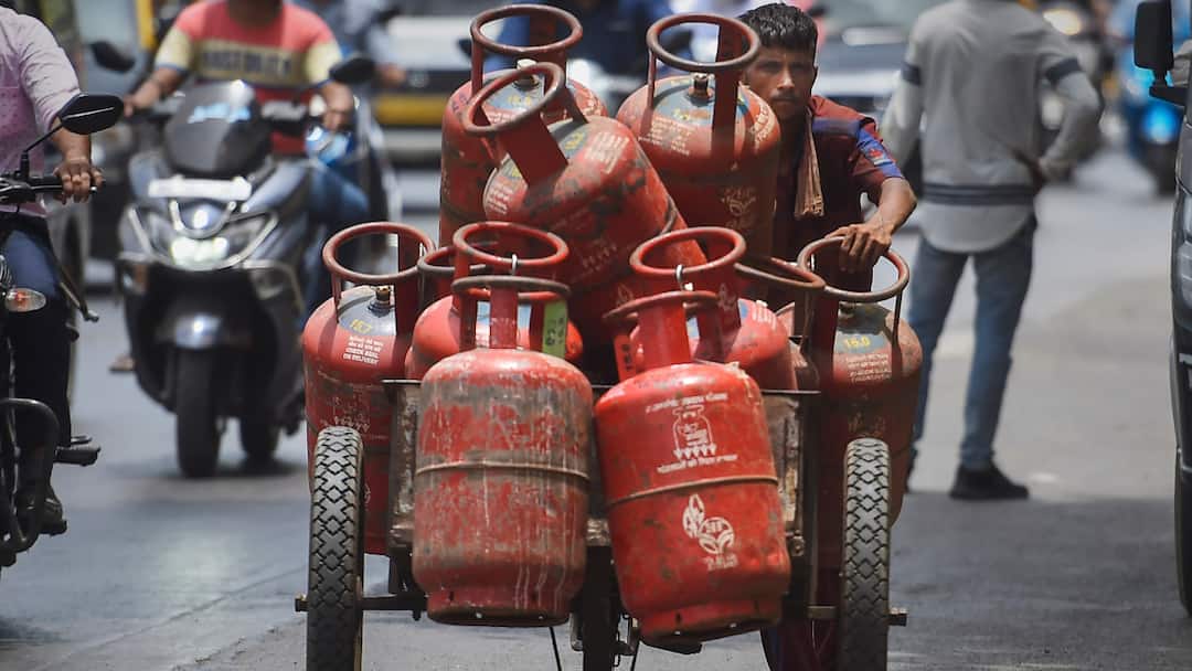 புத்தாண்டு காலையிலேயே சிலிண்டர் விலை கிடு கிடுவென உயர்வு.! 110 ரூபாய் அதிகரிப்பால் அதிர்ச்சி