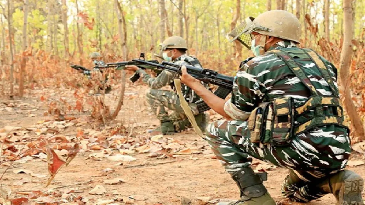 छत्तीसगढ़ के बस्तर क्षेत्र में सुरक्षाबलों के साथ मुठभेड़ में 5 नक्सली ढेर, दो जवान घायल