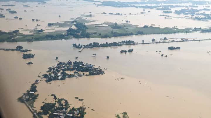 অন্যদিকে সীতামারি জেলায় বেশিরভাগ জায়গা জলমগ্ন হয়েছে বাগমতী নদীর জলস্তর বৃদ্ধি পাওয়ায়। এখানকার অবস্থা সবথেকে খারাপ হয়েছে।(ছবি সৌজন্য-পিটিআই)