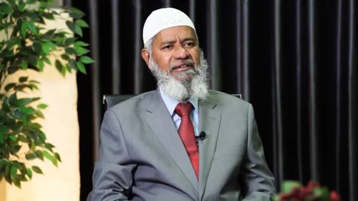 इस कार्यक्रम में एंकर ने लड़कियों को बेटियां कहकर संबोधित किया था, जिसके बाद जाकिर नाइक गुस्से में उठकर स्टेज छोड़कर चला गया.