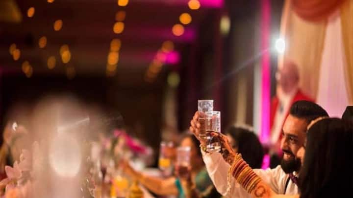 अगर आप घर में कहीं शराब की पार्टी कर रहे हैं. तो फिर आपको 500 रुपये की फीस देकर लाइसेंस लेना होता है. वहीं शादी किसी बैंक्विट हॉल या कमर्शियल प्लेस में बने मंडप में हो रही है तो आपको 10000 रुपये देने होते हैं शराब परोसने का लाइसेंस लेने के लिए.