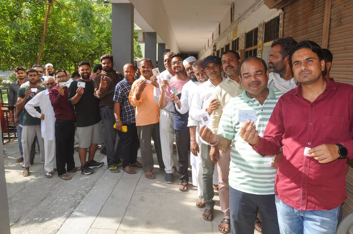 मैट्रिज एग्जिट पोल में हरियाणा में कांग्रेस की सरकार बनती दिख रही है. एग्जिट पोल में कांग्रेस को 55-62, बीजेपी को 18-24 सीटें मिलने का अनुमान जताया गया है. अन्य के खाते में 2-8 सीटें, INLD गठबंधन के खाते में 3-6 सीटें जाने का अनुमान है.