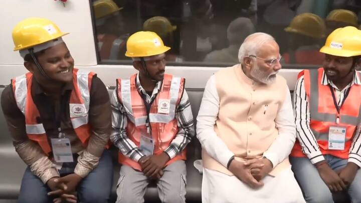 त्यानंतर बीकेसी ते आरे  अशी सेवा देणाऱ्या मेट्रोचे पंतप्रधान मोदींनी लोकार्पण केले.