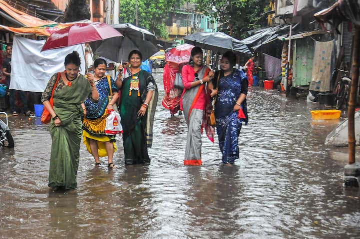 পুজোর আগে কিছুটা স্বস্তি দিয়ে বৃষ্টির জন্য দিন ও রাতের তাপমাত্রা অনেকটা কমেছে। স্বাভাবিকের নিচে নেমেছে তাপমাত্রা। কিছুটা স্বস্তিকর আবহাওয়া হতে পারে। বজ্রপাতের আশঙ্কা থাকবে।