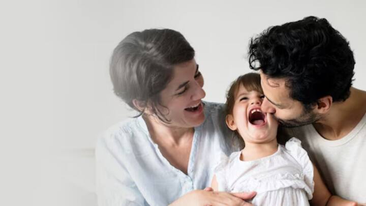 सभी माता-पिता को अपनी बेटियों के भविष्य की चिंता होती है. जिनमें उनकी पढ़ाई का खर्चा शामिल होता है. उनकी शादी के लिए पैसे इकट्ठे करना होता है. ऐसे में माता-पिता पहले से ही बेटियों के लिए अलग-अलग योजनाओं में निवेश करते हैं. बेटियों के लिए कौनसी योजना में निवेश करना है सही. इसमें कितना हो सकता है लाभ चलिए आपको बताते हैं.