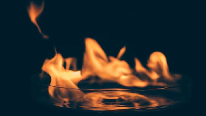 কিন্তু জল আগুন নেভায় কী করে, কখনও ভেবে দেখেছেন কি? উত্তর কিন্তু মোটেই জলের মতো সহজ নয়। বরং নেপথ্যে রয়েছে জটিল রাসায়নিক প্রক্রিয়া।