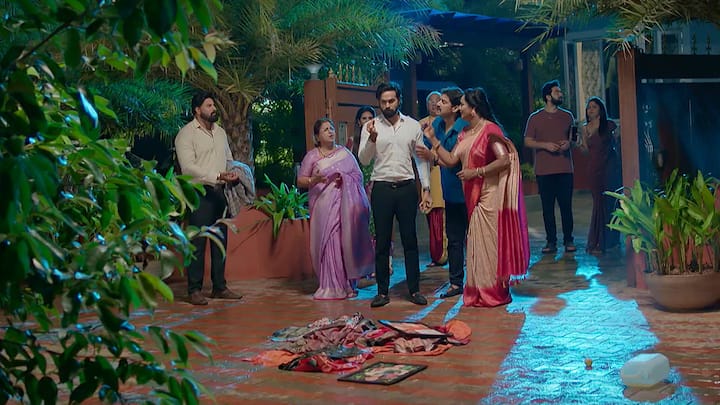ఈ లోగా వర్షం పడి రాజ్ అంటించిన మంట ఆగిపోతుంది...స్త్రీ అంటే ప్రకృతితలో సమానం అలాంటి స్త్రీకి అవమానం జరిగితే ప్రకృతే కాదు పంచభూతాలు కూడా సహించవంటుంది అపర్ణ. నువ్వు ఒప్పుకున్నా ఒప్పుకోపోయినా కావ్య నిర్దోషి అని ప్రకృతే చెబుతోందని ఫైర్ అవుతుంది.