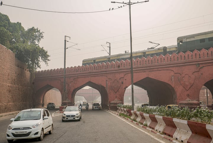 मौसम विभाग ने दिल्ली में शनिवार (पांच अक्टूबर) को बादल छाए रहने का अनुमान है. दिन के समय तापमान में भी बढ़ोतरी की संभावना है.