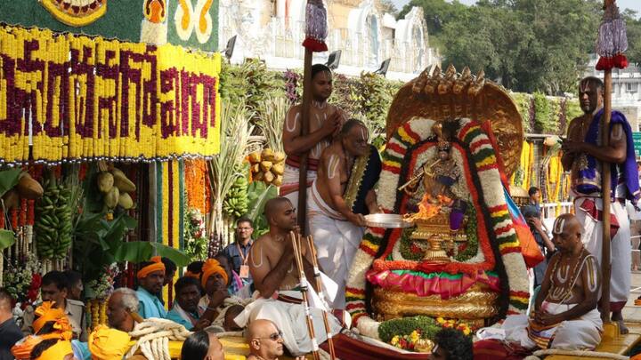 Tirumala Srivari Brahmotsavam: తిరుమల శ్రీవారి బ్రహ్మోత్సవాలకు వైభవంగా జరుగుతున్నాయి.  శ్రీదేవి భూదేవి సమేత శ్రీ మలయప్ప స్వామి చిన్న శేషవాహనంపై తిరుమాడ వీధుల్లో విహరించారు.