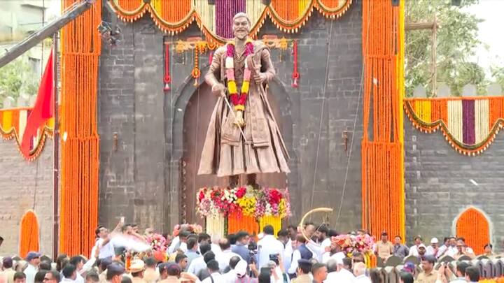 या कार्यक्रमासाठी जय्यत तयारी करण्यात आली होती. यानंतर ते कोल्हापूर येथील सयाजी हॉटेलमध्ये संविधान संमेलन घेणार आहेत.