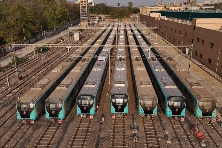 पंतप्रधान नरेंद्र मोदी यांच्या हस्ते मुंबईतील मेट्रो 3 च्या पहिल्या टप्प्याचं लोकार्पण करण्यात येणार आहे. मेट्रो 3 हा प्रकल्प एकूण 33.5 किलोमीटरचा आहे. त्यापैकी पहिल्या टप्प्यात 12.44 किमीवरील सेवा सुरु होणार आहे.