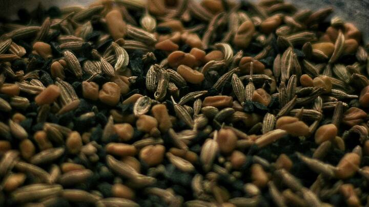 এর পাশাপাশি মৌরি খেলে খাবার সহজে হজম হয়। তার ফলে অ্যাসিডিটি, গ্যাস- এই জাতীয় সমস্যা দেখা দেয় না। রোজ সকালে মৌরি ভেজানো জল খেতে পারেন। উপকার পাবেন অনেক।