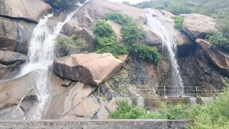 Tiruppathur Jalakambarai waterfall gushing water Tourists are happy - TNN ஜலகாம்பாறை நீர்வீழ்ச்சியில் ஆர்ப்பரித்து கொட்டும்  நீரால் சுற்றுலா பயணிகள் மகிழ்ச்சி