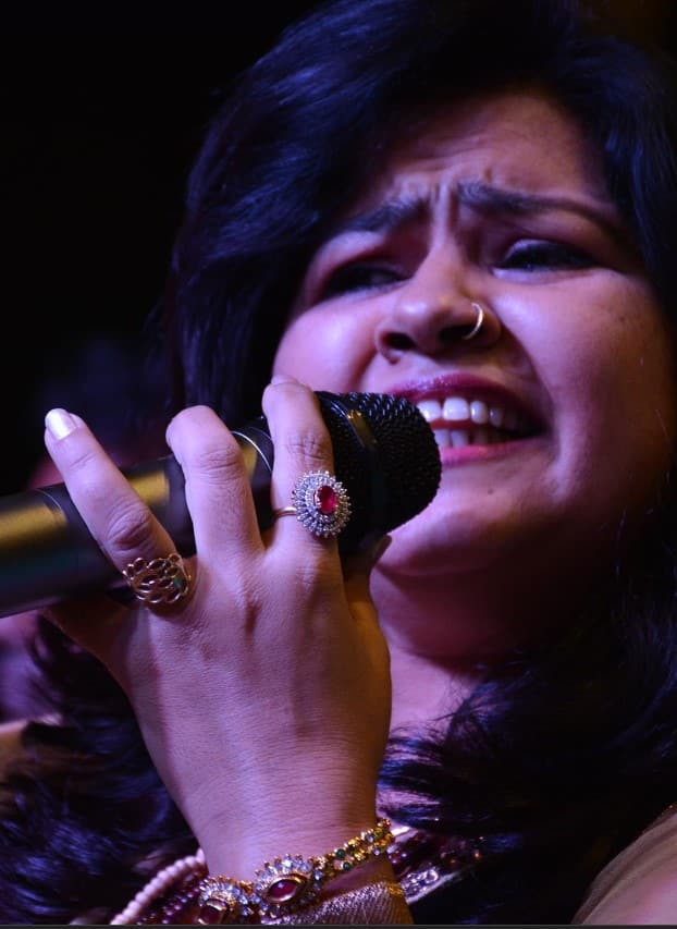 ਕਿਵੇਂ ਹੋਈ ਮੌਤ... ਦੱਸ ਦੇਈਏ ਕਿ ਹਾਲ ਹੀ 'ਚ ਖ਼ਬਰ ਸਾਹਮਣੇ ਆ ਰਹੀ ਹੈ ਕਿ ਪੰਜਾਬੀ ਸੰਗੀਤ ਜਗਤ ਦੀ ਪ੍ਰਸਿੱਧ ਗਾਇਕਾ ਹੇਮਲਾਤਾ ਖਿਵਾਨੀ ਦਾ ਦੇਹਾਂਤ ਹੋ ਗਿਆ ਹੈ। ਉਨ੍ਹਾਂ ਦੀ ਮੌਤ ਕਿਹੜੇ ਕਾਰਨਾਂ ਕਰਕੇ ਹੋਈ ਇਸ ਸਬੰਧੀ ਕੋਈ ਵੀ ਜਾਣਕਾਰੀ ਸਾਹਮਣੇ ਨਹੀਂ ਆਈ। ਪਰ ਉਨ੍ਹਾਂ ਦੇ ਦੇਹਾਂਤ ਦੀ ਖਬਰ ਸੁਣਨ ਤੋਂ ਬਾਅਦ ਪਰਿਵਾਰ ਸਣੇ ਪ੍ਰਸ਼ੰਸਕਾਂ ਨੂੰ ਵੀ ਡੂੰਘਾ ਸਦਮਾ ਲੱਗਾ ਹੈ।