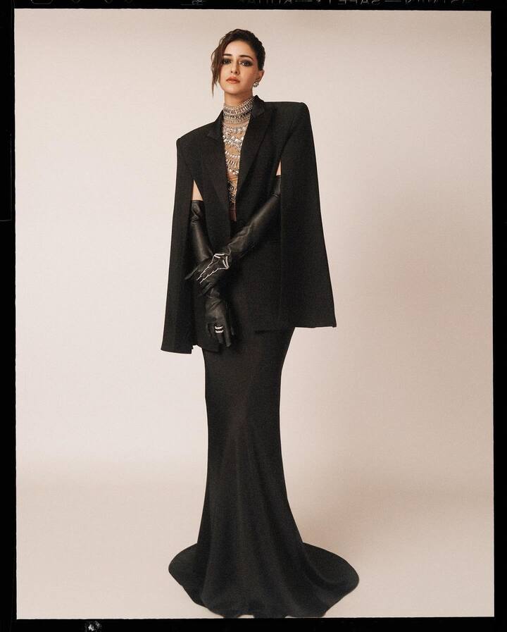 Ananya also accessorised with arm length latex gloves.