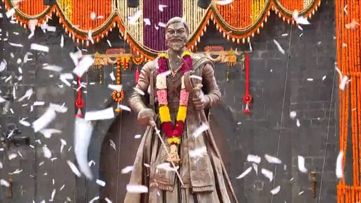 या ठिकाणी ते बाराशे निमंत्रितांसोबत विचार मंथन करणार आहेत. राहुल गांधी संविधान संमेलनातून कोणती भूमिका घेत महाराष्ट्राच्या निवडणुकीला सामोरे जाणार याकडे सुद्धा राजकीय वर्तुळाचे लक्ष असेल.