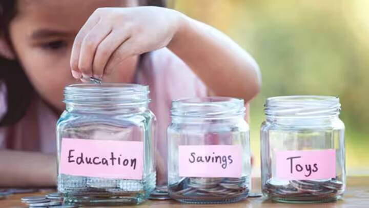 ਸਾਰੇ ਮਾਤਾ-ਪਿਤਾ ਆਪਣੀਆਂ ਧੀਆਂ ਦੇ ਭਵਿੱਖ ਨੂੰ ਲੈ ਕੇ ਚਿੰਤਤ ਹੁੰਦੇ ਹਨ। ਜਿਸ ਵਿੱਚ ਉਨ੍ਹਾਂ ਦੀ ਪੜ੍ਹਾਈ ਦਾ ਖਰਚਾ, ਉਨ੍ਹਾਂ ਦੇ ਵਿਆਹ ਲਈ ਪੈਸੇ ਇਕੱਠੇ ਕਰਨਾ ਆਦਿ ਸ਼ਾਮਲ ਹੈ। ਅਜਿਹੇ 'ਚ ਮਾਪੇ ਪਹਿਲਾਂ ਹੀ ਆਪਣੀਆਂ ਬੇਟੀਆਂ ਲਈ ਵੱਖ-ਵੱਖ ਸਕੀਮਾਂ 'ਚ ਨਿਵੇਸ਼ ਕਰਦੇ ਹਨ। ਧੀਆਂ ਲਈ ਕਿਸ ਸਕੀਮ ਵਿੱਚ ਨਿਵੇਸ਼ ਕਰਨਾ ਸਹੀ ਹੈ? ਆਓ ਤੁਹਾਨੂੰ ਦੱਸਦੇ ਹਾਂ ਕਿ ਕਿਸ ਸਕਿਮ 'ਚ ਕਿੰਨਾ ਫਾਇਦਾ ਹੋ ਸਕਦਾ ਹੈ।