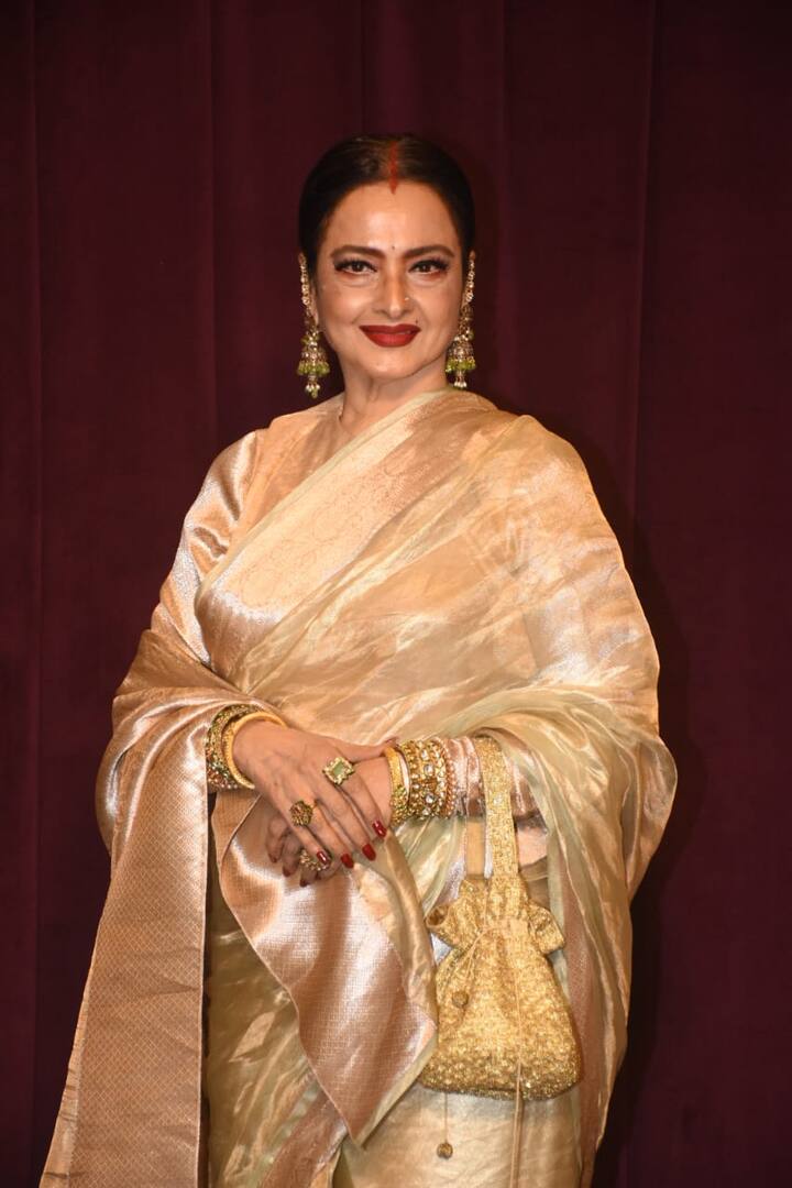 वहीं बॉलीवुड की एवरग्रीन एक्ट्रेस रेखा भी मनीष मल्होत्रा के इस जश्न में शामिल हुई. जो हमेशा की तरह साड़ी में गॉर्जियस लग रही थी.