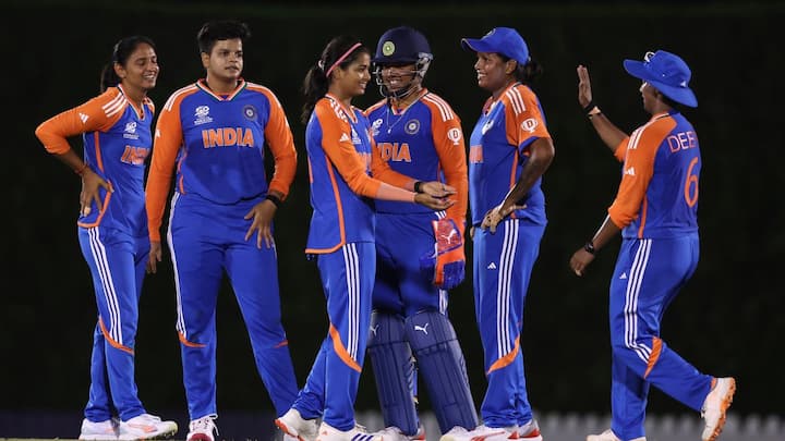 टीम इंडिया का सेमीफाइनल का रास्ता पाकिस्तान की हार से होकर गुजरता है. भारत को सबसे पहले पाकिस्तान को हराना होगा. हरमनप्रीत कौर की कप्तानी वाली टीम इंडिया ने पाकिस्तान को पिछले वीमेंस टी20 विश्वकप में पाकिस्तान को 7 विकेट से हरा दिया था.