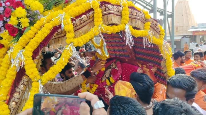 Shardiya Navratri 2024: महाकालेश्वर मंदिर से राजसी ठाट-बाट के साथ उमा माता की सवारी नगर भ्रमण पर निकली. पालकी में विराजित उमा माता की एक झलक पाने को श्रद्धालु व्याकुल नजर आये.