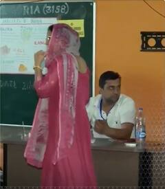 Jhajjar Voting: वोट डालने के बाद Manu Bhaker ने दिखाई अपनी स्याही लगी उंगली | ABP Shorts