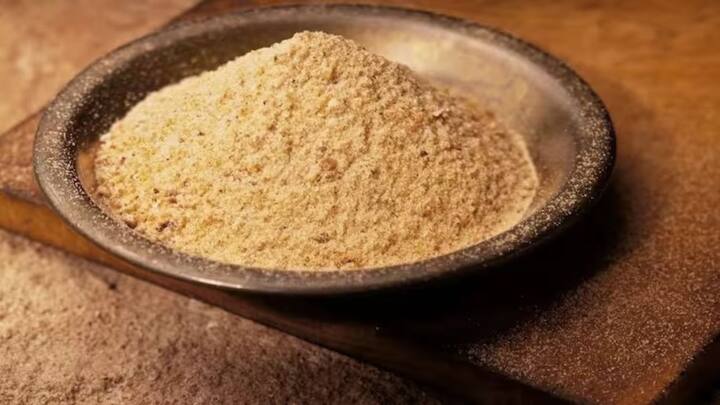 হাল্কা গরম জলে সামান্য হিং মিশিয়ে সেই পানীয় খেয়ে নিন খাবার খাওয়ার পরে। অ্যাসিডিটির সমস্যা এড়াতে এই পানীয় সাহায্য করে।