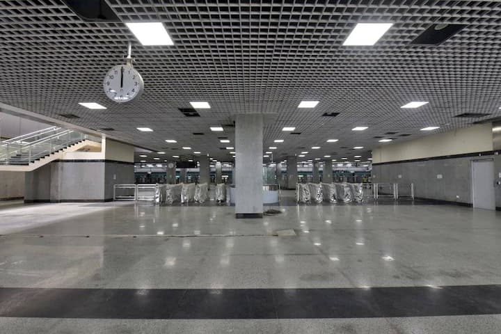 आरे ते बीकेसी या प्रवासाला मेट्रोनं केवळ 30 मिनिटांचा वेळ लागणार आहे. या मार्गावर साडे सहा मिनिटांनी मेट्रो सेवा उपलब्ध होईल. मेट्रो 3 ची सेवा सकाळी 6.30 वाजता ते रात्री 10.30 वाजेपर्यंत सुरु राहील. तिकीट दर 10 रुपयांपासून 50 रुपयांपर्यंत असेल.