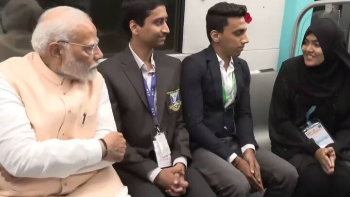 यावेळी राज्यपाल, मुख्यमंत्री शिंदे आणि उपमुख्यमंत्री अजित पवार आणि गृहमंत्री देवेंद्र फडणवीसही उपस्थित होते.