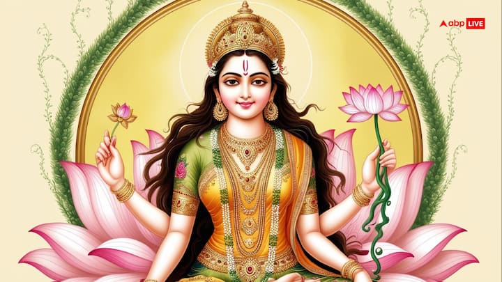 లక్ష్మీ దేవి (Maa Laxmi) ధన ధాన్యాల దేవత, తన భక్తులకు దాదారిద్ర్యాన్ని ఎప్పటికీ దరిచేరనివ్వదు. అందుకో ఇంట్లో లక్ష్మీపూజకోసం మార్కెట్లోంచి ఫొటోలు లేదా విగ్రహం కొని తెచ్చుకుంటారు