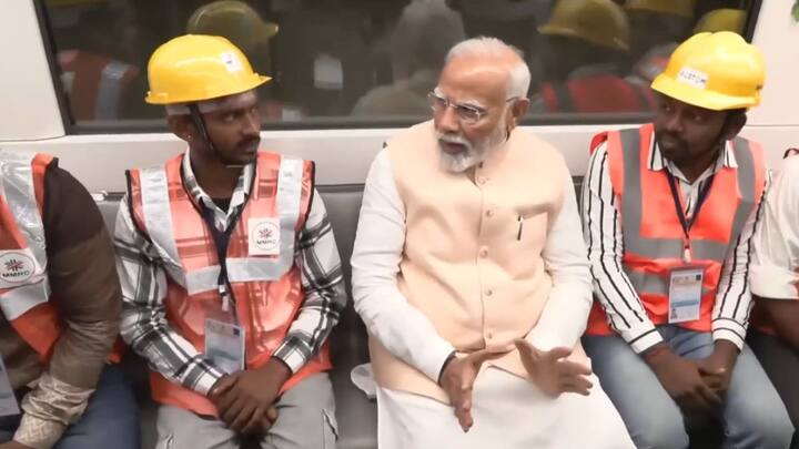 बीकेसी मेट्रो स्टेशनवरुन हिरवा झेंडा दाखवत पंतप्रधान मोदींनी मेट्रो प्रकल्पाचं उद्घाटन केलं आहे.
