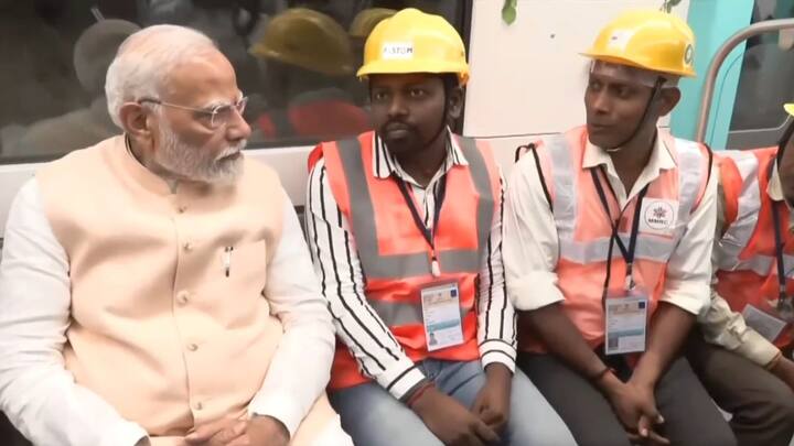 नव्या मेट्रो प्रकल्पामुळे मुंबईकरांचा प्रवास सुखद होणार आहे. यावेळी पंतप्रधानांनी संपूर्ण प्रकल्पाची पाहाणी केली.