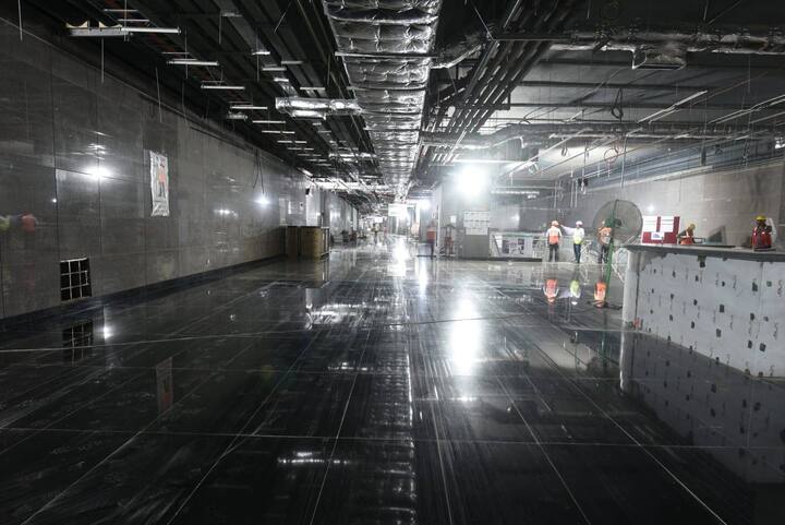 बीकेसी ते कफ परेड या दुसऱ्या टप्प्याचं काम सुरु आहे. पुढच्या वर्षी हा टप्पा सुरु होण्याची शक्यता आहे. नरेंद्र मोदी बीकेसी ते सांताक्रुझ स्टेशन दरम्यान मेट्रोनं प्रवास करणार असल्याची माहिती आहे.