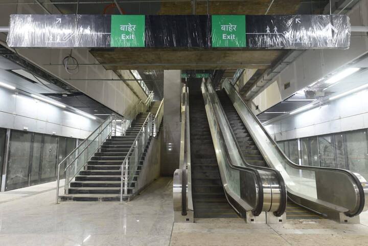 मुंबई मेट्रो 3 च्या कामाला 7 वर्षांपूर्वी सुरुवात झाली होती. पहिल्या टप्प्यात आरे ते बीकेसी या मार्गावरील काम पूर्ण झालं आहे. आरेमध्ये मेट्रोचं कारशेड असून बीकेसी ते सीप्झ या दरम्यान प्रवाशांना प्रवास करता येणार आहे.