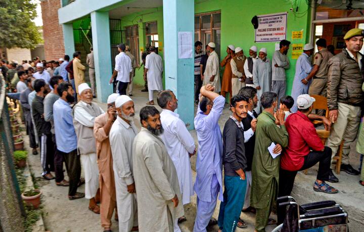 जम्मू कश्मीर में रिपब्लिक-मैट्रिज एग्जिट पोल में कांग्रेस-एनसी गठबंधन को 28-30 सीटें मिलती दिख रही हैं. जबकि बीजेपी के खाते में 28-30 सीटें मिलती दिख रही हैं.