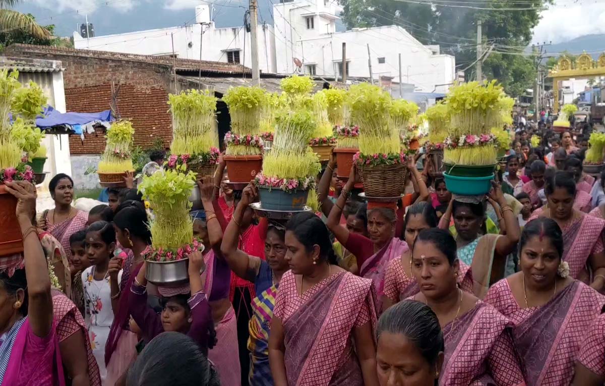 வெள்ளைக்கார தாத்தாவின் நினைவு நாள்- முளைப்பாரி எடுத்து வந்து நன்றி செலுத்திய கிராமத்து மக்கள்.