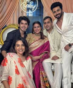 Shraddha Arya Baby Shower: श्रद्धा आर्या ने पति संग काटा केक, फिर गोद भराई में दोस्तों के साथ मचाया धमाल, देखें तस्वीरें