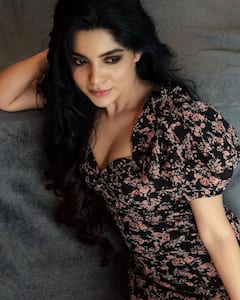 Divya Bharati Latest Photos : பேச்சிலர் நாயகி திவ்ய பாரதியின்  கிளாமர் போட்டோஸ்  திக்கு முக்காடிப்போன ரசிகர்கள்