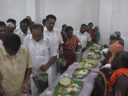 karur Ex Minister M R Vijayabaskar Annadana புரட்டாசி: அன்னதானத்தை தொடங்கி வைத்த முன்னாள் அமைச்சர் எம்.ஆர்.விஜயபாஸ்கர்!