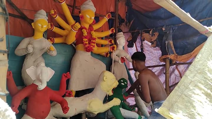 পুজোর আগে শেষ রবিবার আগামীকাল। পুজোর বাজার শেষ বেলায় খানিকটা চাঙ্গা। এই সময়ই আবহাওয়া দফতর দিল বড় খবর।