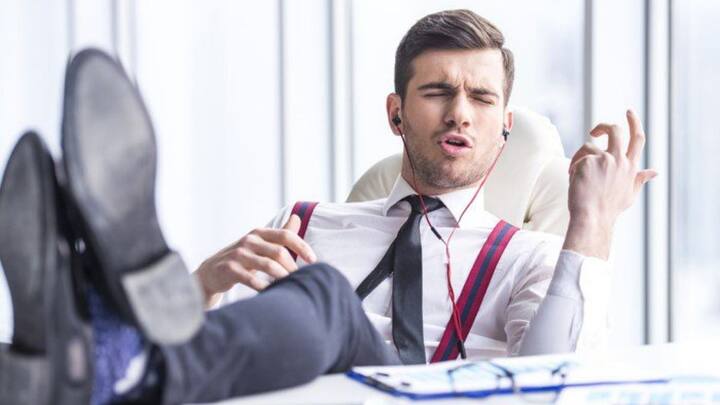 शौक के लिए वक्त जरूर निकालें. बहुत से लोग ऑफिस के काम को ही अपनी जिंदगी बना लेते हैं. लेकिन ऐसा नहीं है आपकी जिंदगी में आपके शौक भी काफी जरूरी होते हैं. ऑफिस के काम के साथ ही अगर आप किताब पढ़ना पसंद करते हैं. तो किताब पढ़ें, संगीत सुनें, पेंटिंग करना पसंद है तो वह भी करें. आपको जो सुकून देता है वह चीज जरूर करते रहें. इससे आपका दिमाग स्वस्थ रहेगा.