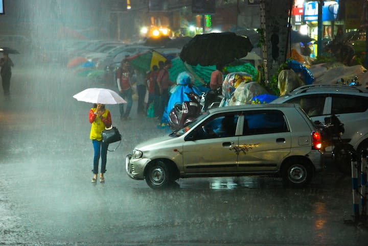 अलीपुर मौसम विभाग ने भविष्यवाणी की है कि अगले 24 घंटों के दौरान कोलकाता समेत दक्षिण बंगाल में गरज के साथ हल्की से मध्यम बारिश होने की संभावना है.