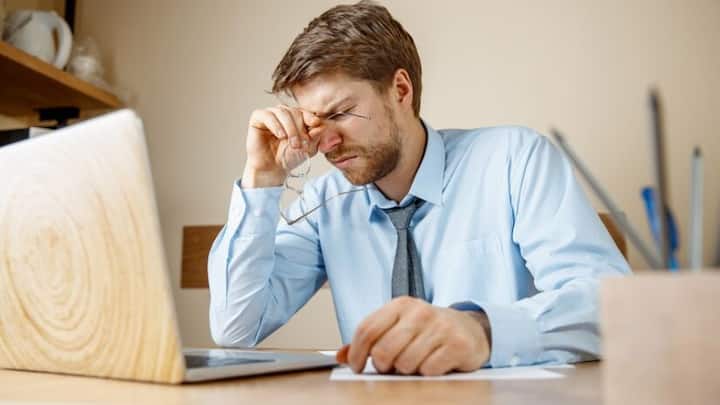 কাজের চাপ সামলাতে না পারলে তা আপনার জীবনকে অতিষ্ঠ করে তুলতে পারে। এজন্য নিজেকে সুস্থ রাখতে কিছু কিছু বিষয় মেনে চলতে হবে।   ছবি-  ফ্রিপিক