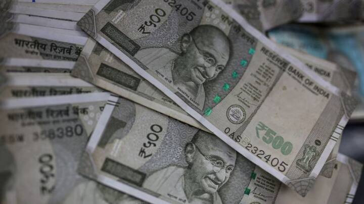 हर महीने के 1359 रुपये के हिसाब से साल के 16,300 रुपये जमा होंगे, यानी अगर आप 35 साल तक इसमें निवेश करते हैं. तो आप कुल 5,70,500 रुपये इस स्कीम में निवेश कर चुके होंगे. पॉलिसी के अनुसार आपको इसमें बेसिक सम एश्योर्ड 5 लाख रुपये होगा . मेच्योरिटी पीरियड के बाद इसमें रिविजनरी बोनस 8.5 लाख रुपये और फाइनल बोनस 11.150 लख रुपये जोड़कर दिया जाएगा. ऐसे 35 साल बाद कुल 25 लाख हो जाएंगे.