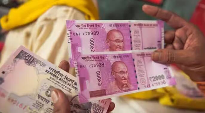 बचत- पगार झाल्यानंतर त्यातील काही भाग बचत म्हणून राखून ठेवला पाहिजे. आर्थिक नियमानुसार तुमच्या पगारातील 20 टक्के रक्कम ही बचत म्हणून ठेवली पाहिजे.