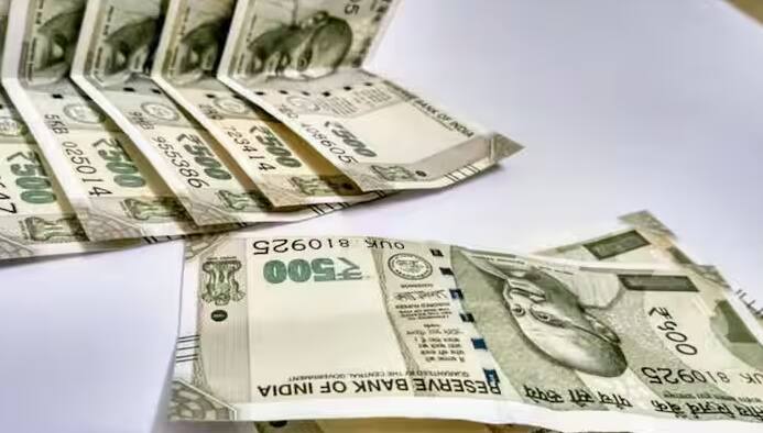 गुंतवणूक- फक्त बचत करून तुमचे पैसे वाढणार नाहीत. त्यामुळे ते योग्य ठिकाणी गुंतवले पाहिजेत. योग्य ठिकाणी पैसे गुंतवल्यास त्या पैशाचे मूल्य वाढते. SIP, PPF, FD, शेअर बाजार आदी वेगवेगळ्या माध्यमातून तुम्ह तुमचे पैसे योग्य ठिकाणी गुंतवू शकता.