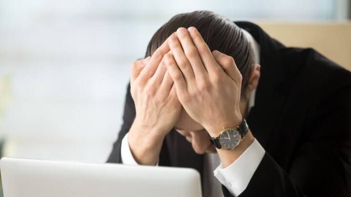 একটানা কিছু কাজ করলে খাওয়া-দাওয়ার দিকে মন থাকে না। এতে শরীরের উপর বিরূপ প্রভাব পড়ে।   ছবি-  ফ্রিপিক